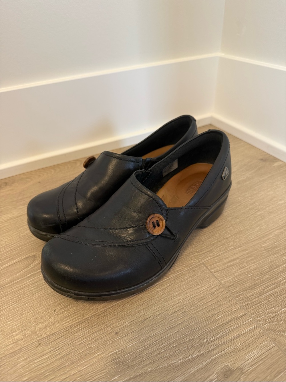 Keen Mora Button Leather Clogs / Loafers - Size 7.5